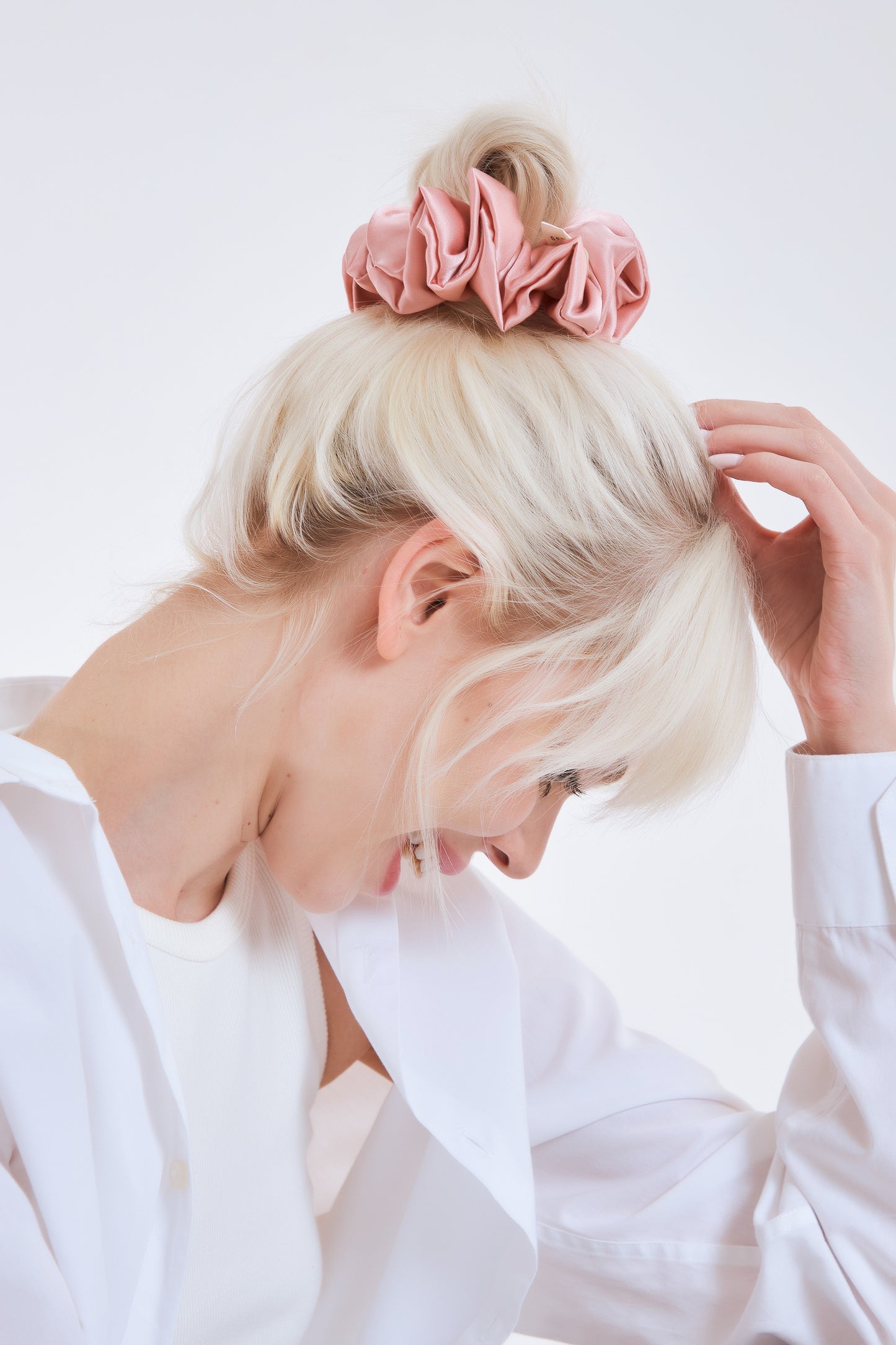 large mulberry silk scrunchies pink color front and black model sserafim