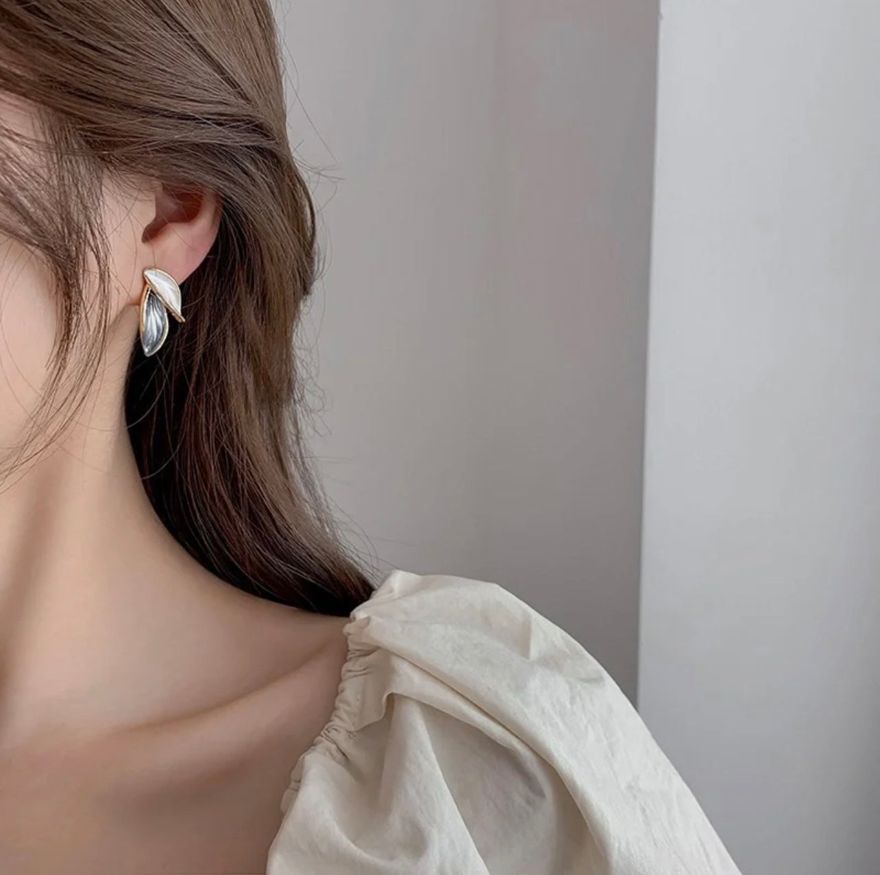 Miracle leaf earring white model- front and back by sserafim