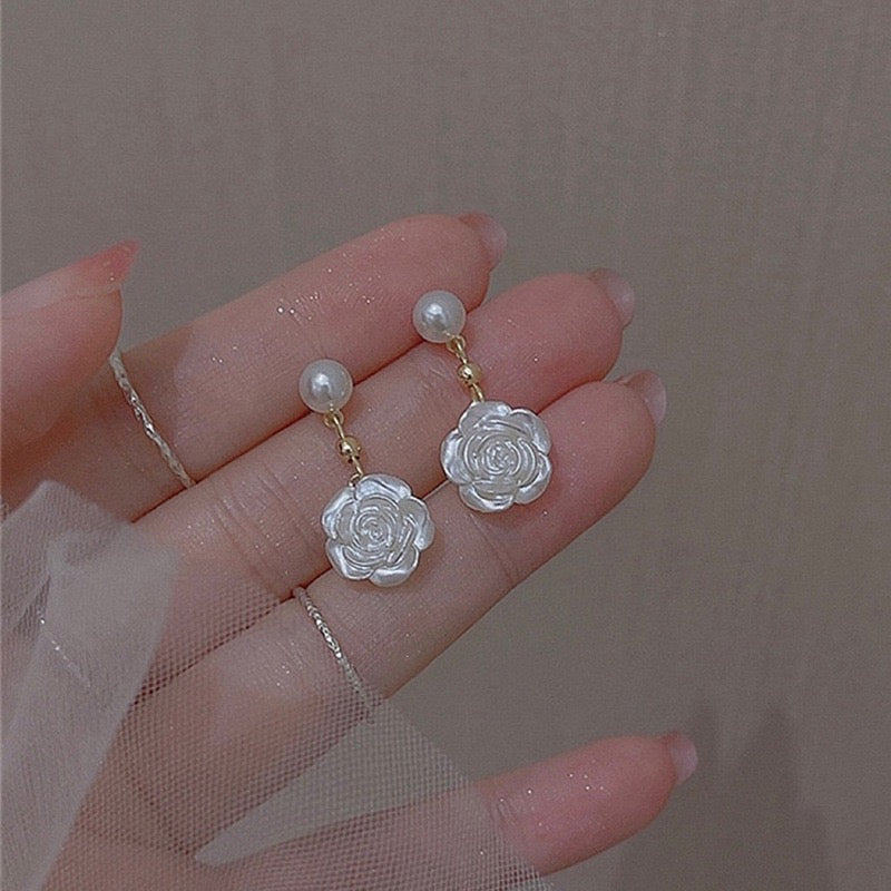 rose pearl earring white - front by sserafim