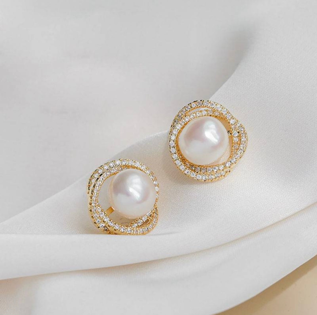 White Pearl color Stud Earrings by sserafim