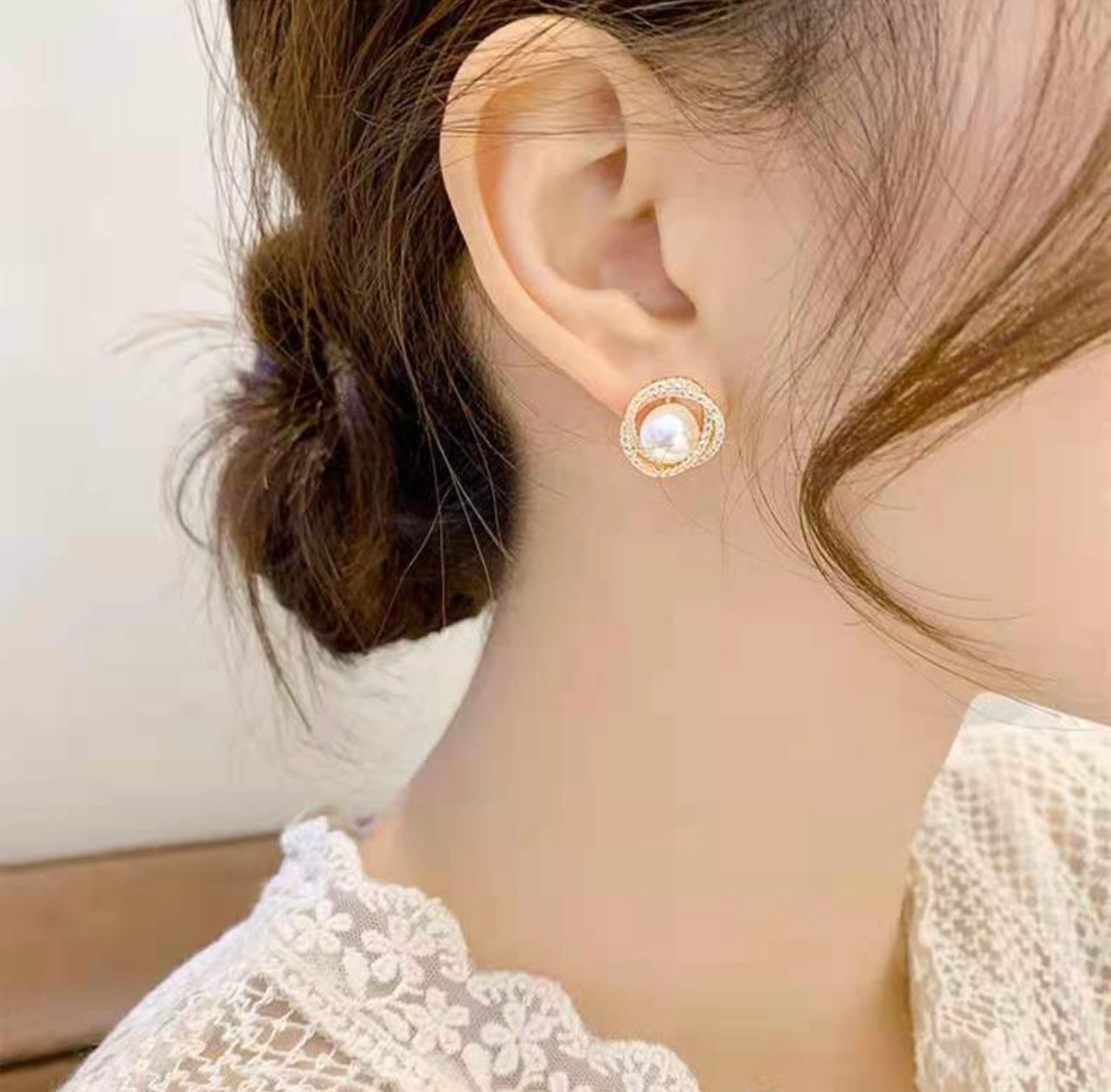White Pearl color Stud Earrings by sserafim