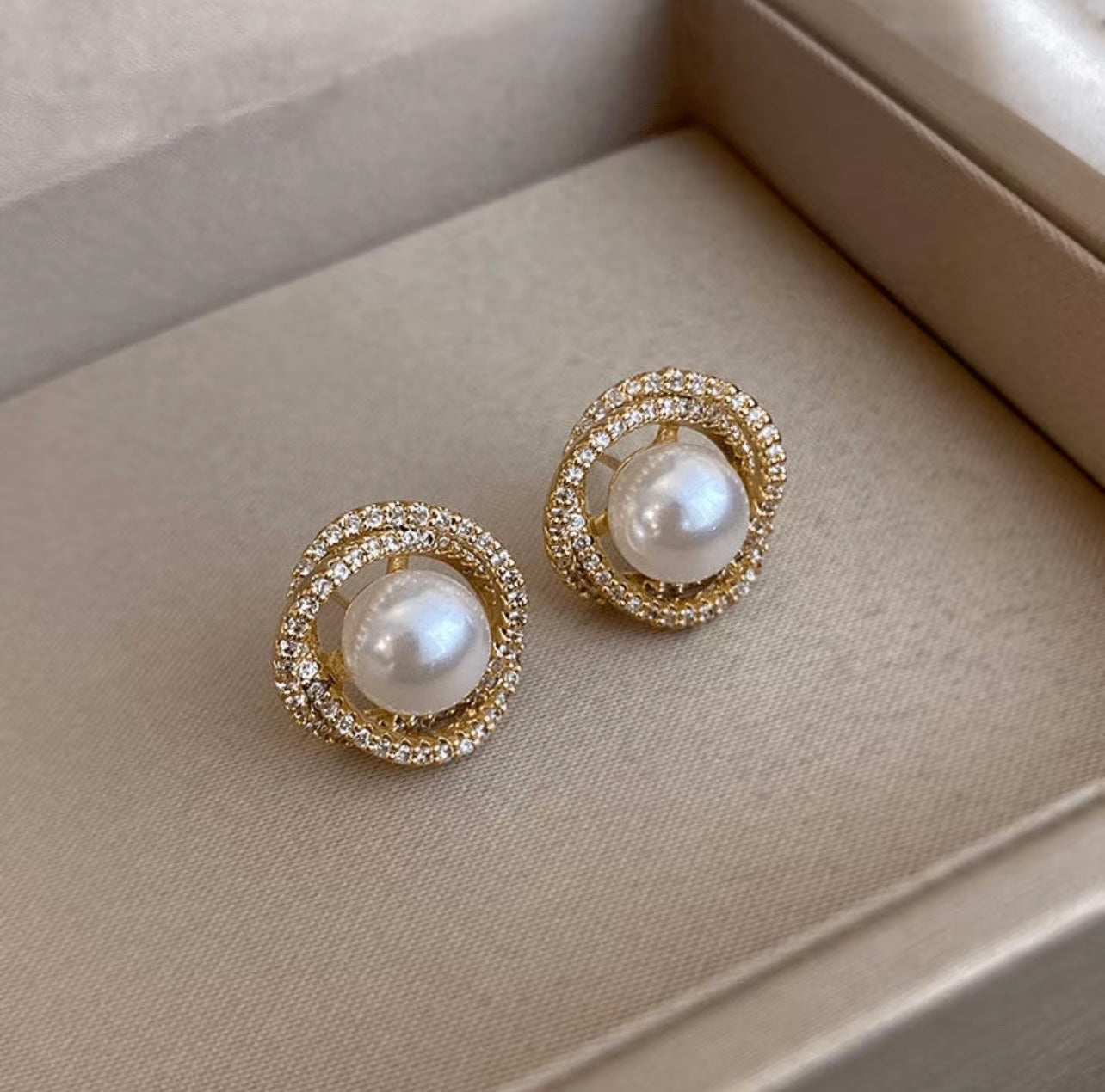 White Pearl color Stud Earrings by sserafim