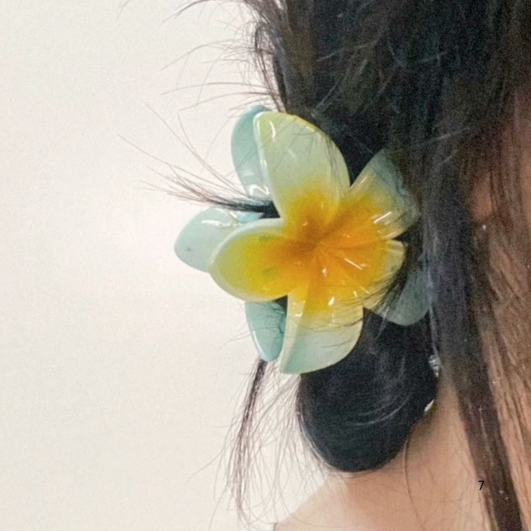 flora-hair-claw-clip-yellow-blue-sserafim