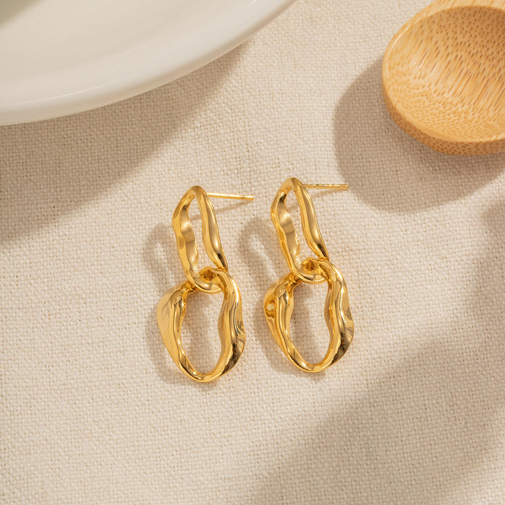 gold earring drop women model- front by sserafim