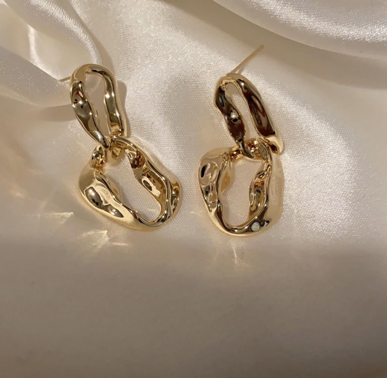 gold earring women - front by sserafim