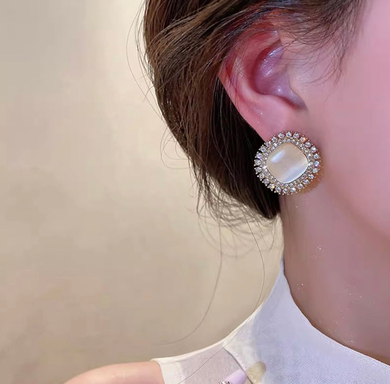 migical magical glitter studs earrings sliver pearl model  by sserafim