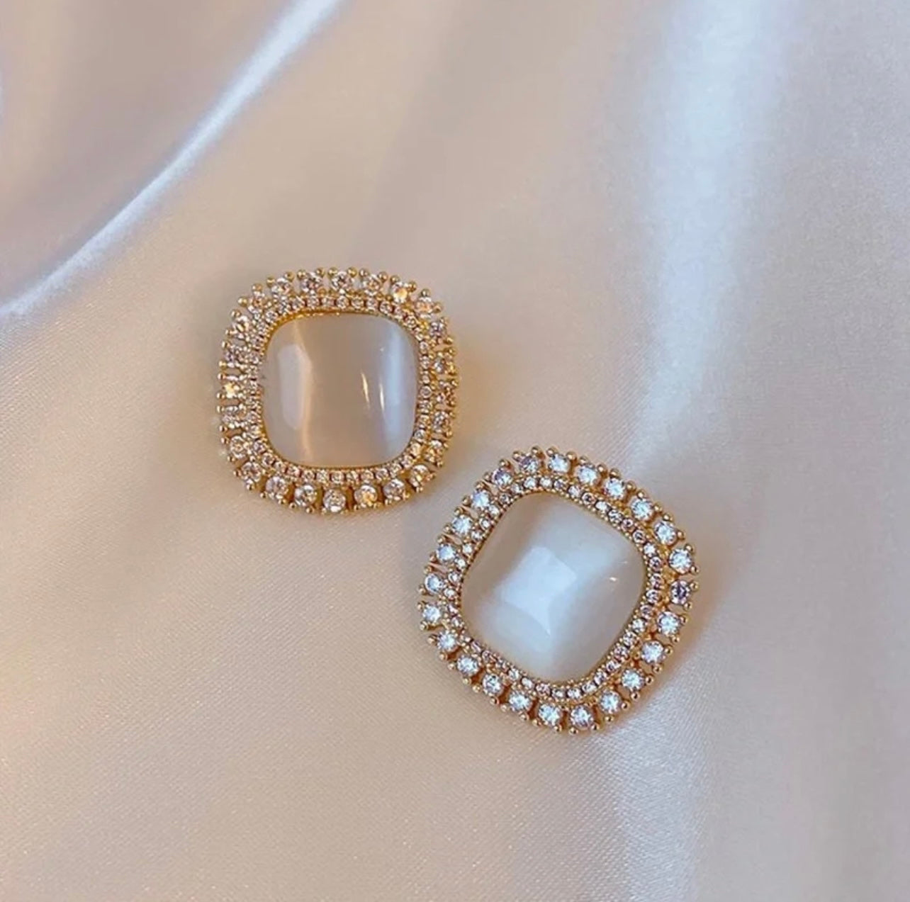 migical magical glitter studs earrings sliver pearl   by sserafim