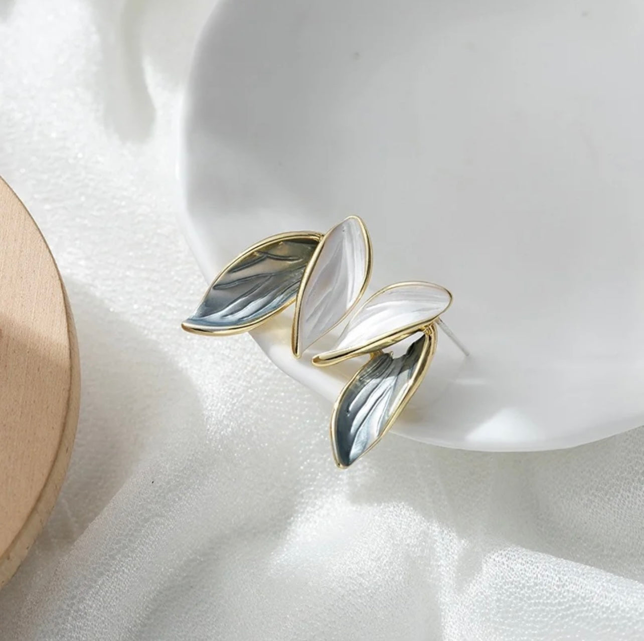 miracle leaf earring white color- front by sserafim
