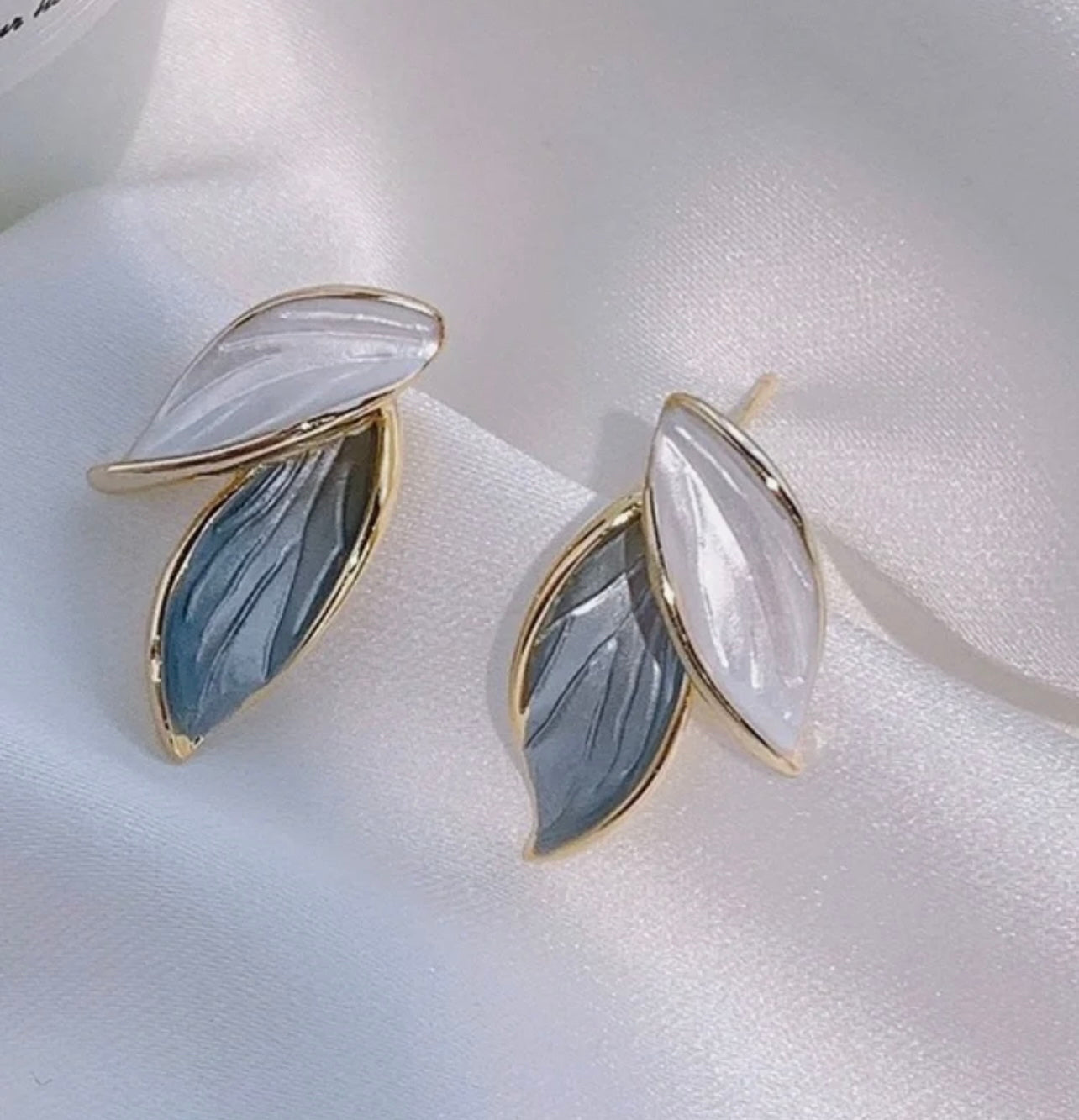 Miracle leaf earring  white - front and back by sserafim