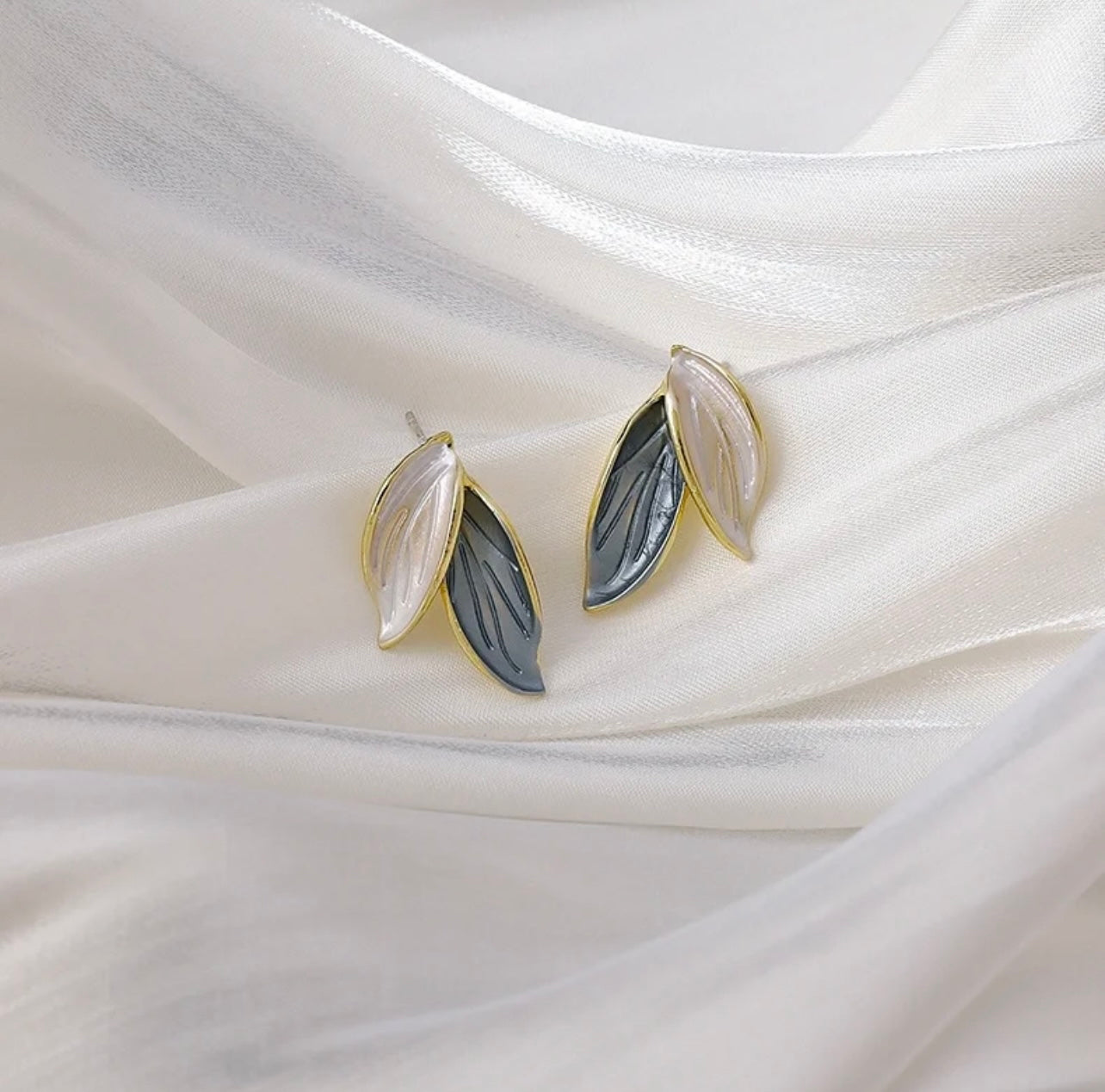 Miracle leaf earring  white - front by sserafim
