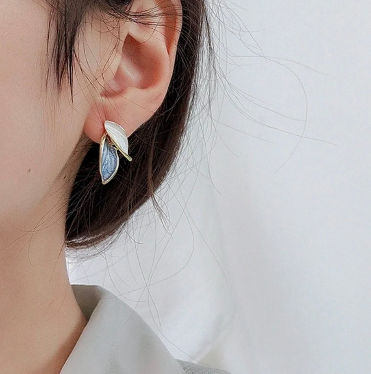 Miracle leaf earring  white model- front by sserafim