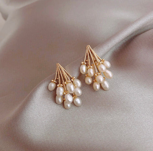 Pearl Fairy Drop Earrings pearl color  -front by sserafim