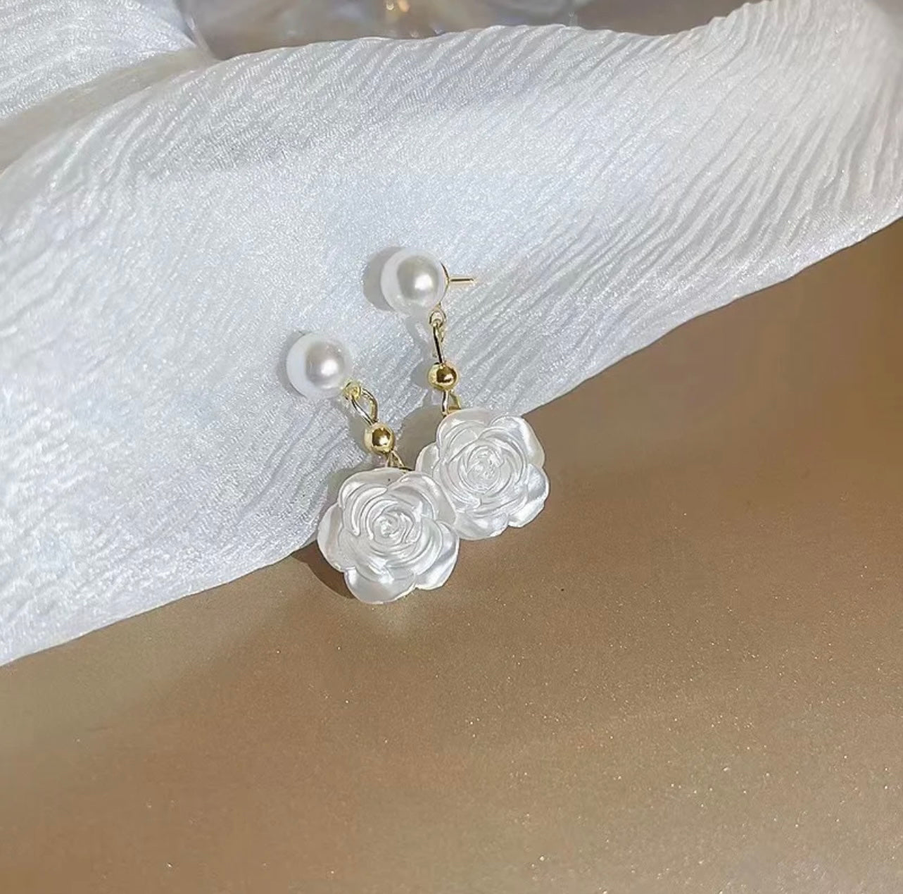 rose pearl earring white color - front by sserafim