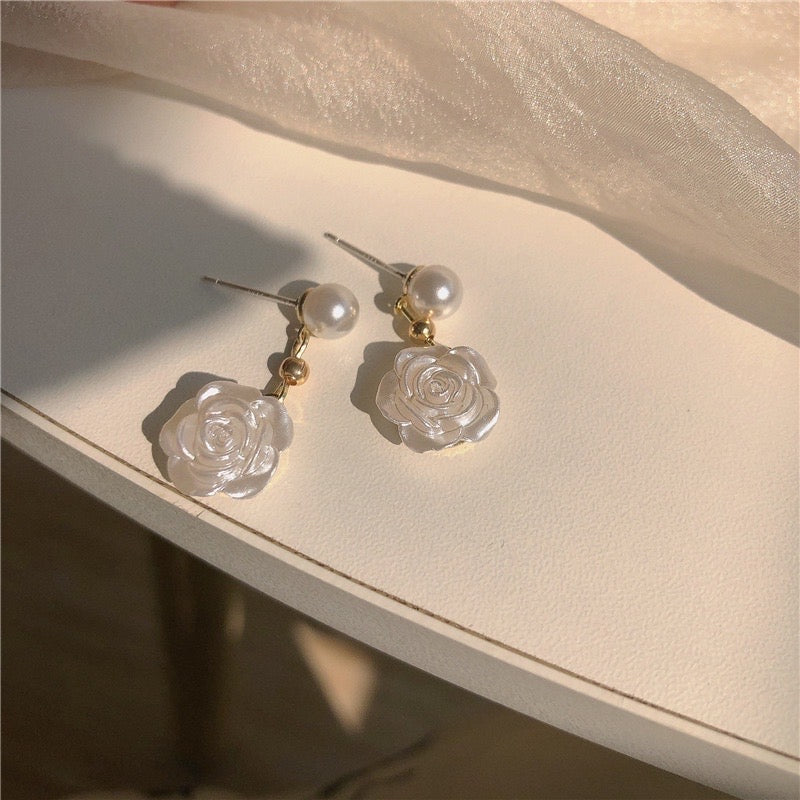 rose pearl earring white  - front by sserafim