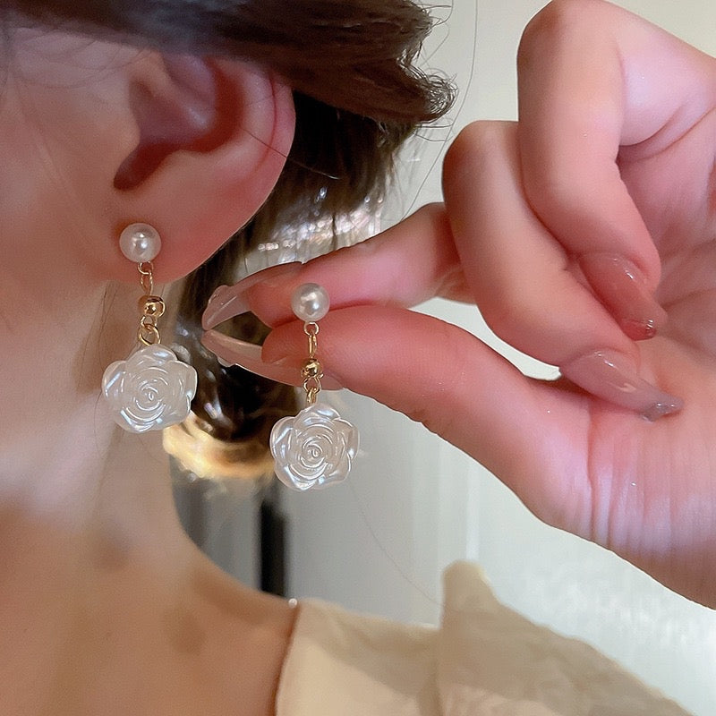 rose pearl earring white color model  - front by sserafim