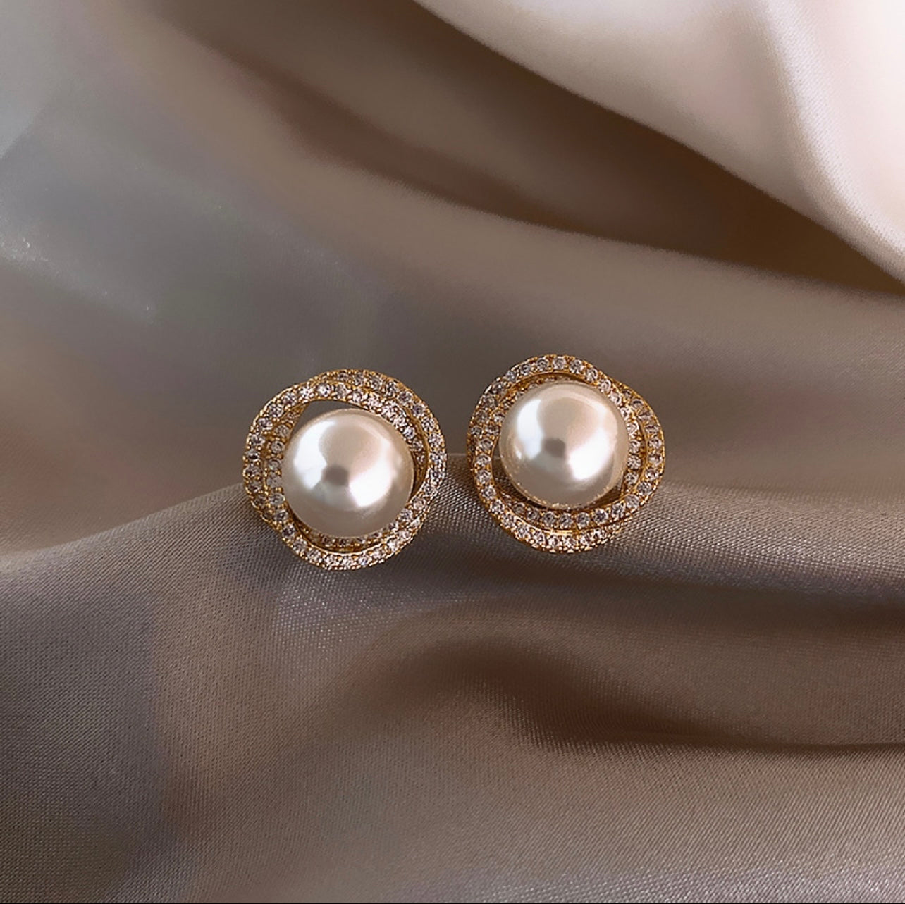 White  Pearl color Stud Earrings by front  sserafim