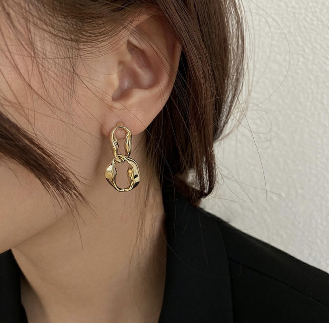 gold earring women model- front side by sserafim
