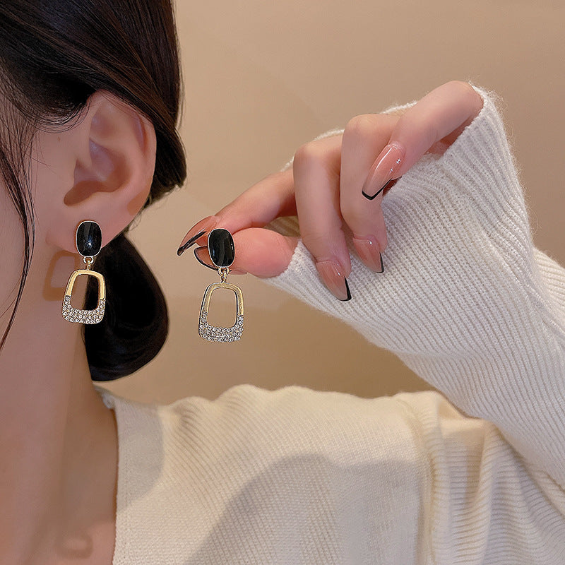 oval link earring - front model by sserafim